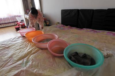 凤冈楼上漏水，住户失联，小区没物管，业主维权难！律师来支招……